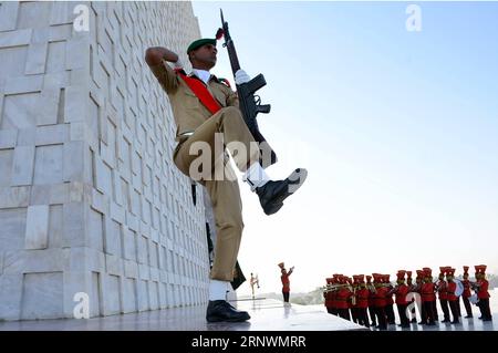 (171225) -- KARACHI (PAKISTAN), 25. Dezember 2017 -- pakistanische Kadetten nehmen am 25. Dezember 2017 an einer Veranstaltung zum 141. Geburtstag von Pakistans Gründer Muhammad Ali Jinnah in Karachi, Südpakistan, Teil. ) PAKISTAN-KARACHI-JINNAH-GEBURTSTAG Arshad PUBLICATIONxNOTxINxCHN Stockfoto