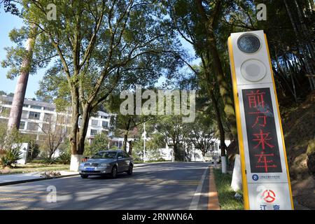 (171226) -- NANCHANG, 26. Dezember 2017 -- Foto aufgenommen am 26. Dezember 2017 zeigt eine Hinweistafel auf einer intelligenten Touristenautobahn in der Nähe des Meiling National Forest Park in Nanchang, der Hauptstadt der ostchinesischen Provinz Jiangxi. Der S417 Wangzhao Highway und der S106 Jiaowan Highway haben ihre Upgrades abgeschlossen, die die Funktionen Nachrichtendienst, Sichtüberwachung, automatische Schneeräumung und viele andere intelligente Funktionen enthalten. Ein grüner Korridor wurde auch entlang der Straßen gesetzt, die die Autobahn in der Touristengegend hervorheben. ) (lx) CHINA-JIANGXI-TOURISM-SMART HIGHWAY(CN) PengxZhaozhi PUBLICATIONxNOTxINxCHN Stockfoto