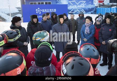 (171226) -- ZHANGJIAKOU, 26. Dezember 2017 -- der chinesische Vize-Premier Zhang Gaoli besucht das Skigebiet Genting, um den Bau der entsprechenden olympischen Infrastruktur zu inspizieren und Athleten in Zhangjiakou, nordchinesische Provinz Hebei, am 25. Dezember 2017 zu sehen. Zhang schloss am Dienstag eine zweitägige Besichtigungstour durch Zhangjiakou ab, die Stadt, in der die meisten Olympischen Skiveranstaltungen für die Olympischen Winterspiele 2022 in Peking stattfinden werden. ) (wyo) CHINA-ZHANGJIAKOU-ZHANG GAOLI-INSPECTION (CN) WangxYe PUBLICATIONxNOTxINxCHN Stockfoto