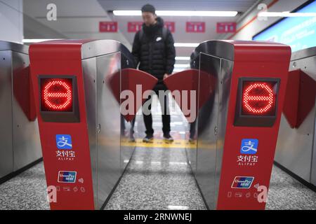 (171227) -- HANGZHOU, 27. Dezember 2017 -- Ein Passagier nutzt mobile Bezahlung, um die U-Bahn an der Fengtan Road Subway Station in Hangzhou, Hauptstadt der ostchinesischen Provinz Zhejiang, am 27. Dezember 2017 zu nehmen. Passagiere in Hangzhou benötigen kein Ticket mehr, um die U-Bahn zu nehmen. Sie können ihre Smartphones einfach abwischen, was Hangzhou zur ersten Stadt in China macht, die mobile Zahlungen in der U-Bahn durchführt. Ab Dezember 27 erhalten Nutzer von Alipay, einer mobilen Zahlungs-App, einen QR-Code auf ihren Telefonen, mit dem sie an allen 72 U-Bahn-Stationen in der Stadt die elektrischen Tore betreten können. Der Preis wird von ihren abgezogen Stockfoto