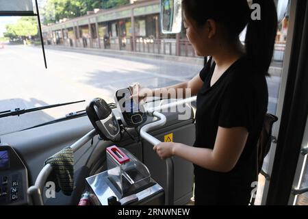 (171227) -- HANGZHOU, 27. Dezember 2017 -- Ein Passagier scannt einen QR-Code von Alipay, einer mobilen Bezahlungs-App, um in Hangzhou, der Hauptstadt der ostchinesischen Provinz Zhejiang, am 20. Juli 2017 mit dem Bus zu fahren. ) (Ry) CHINA-HANGZHOU-BUS-MOBILE PAYMENT (CN) HuangxZongzhi PUBLICATIONxNOTxINxCHN Stockfoto