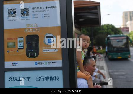 (171227) -- HANGZHOU, 27. Dezember 2017 -- Ein Schild zeigt die Einführung eines mobilen Zahlungsdienstes für den Bus in Hangzhou, der Hauptstadt der ostchinesischen Provinz Zhejiang, 20. Juli 2017. ) (Ry) CHINA-HANGZHOU-BUS-MOBILE PAYMENT (CN) HuangxZongzhi PUBLICATIONxNOTxINxCHN Stockfoto