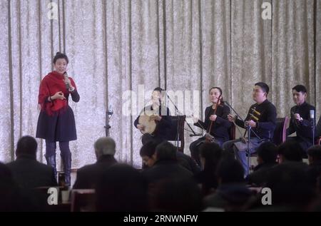 (171227) -- FENGYANG, 27. Dezember 2017 -- Gong Lijuan, ein Künstler der National Peking Opera Company, tritt im Dorf Xiaogang in der ostchinesischen Provinz Anhui auf, 26. Dezember 2017. Die National Opera Company hielt am Dienstag eine Dankesvorstellung für die Menschen im Dorf Xiaogang. Xiaogang ist seit 1978 als die Wiege der chinesischen Reform des ländlichen Raums bekannt, als Dorfbewohner riskierten, ein System der Verantwortung für Haushaltsverträge einzuführen, das die Verwaltung und Produktion von staatseigenen landwirtschaftlichen Flächen einzelnen Haushalten durch langfristige Verträge anvertraute. ) (lx) CHINA-ANHUI-PERFORMANCE(CN) JinxLiangkuai PUBLICA Stockfoto