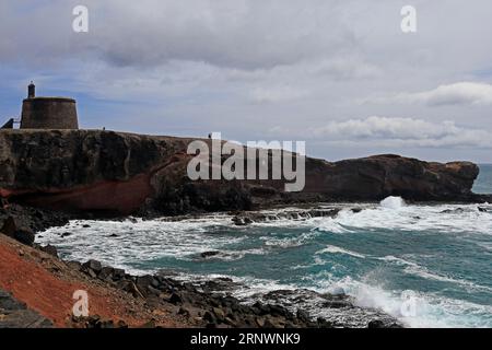 Tosende Atlantikwellen entlang der einsamen Küste von Torre Del Aguila-Castillo de Las Coloradas, Lanzarote, Kanarische Inseln, Spanien Stockfoto