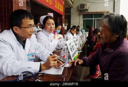 (171228) -- RONGAN, 28. Dezember 2017 -- YE Yanjun, ein Arzt aus der Provinz Suixi in der Provinz Guangdong in Südchina, untersucht einen örtlichen Landwirt während einer kostenlosen Klinik in der Stadt Daliang im Bezirk Rongan in der autonomen Region Guangxi Zhuang in Südchina, 27. Dezember 2017. Ärzte aus der Provinz Suixi im südchinesischen Guangdong und der Provinz Rongan im südchinesischen Guangxi bildeten ein medizinisches Team, um den Menschen in der Stadt Daliang eine kostenlose Klinik zur Verfügung zu stellen. ) (lx) CHINA-GUANGXI-FREE CLINIC(CN) ZhangxAilin PUBLICATIONxNOTxINxCHN Stockfoto