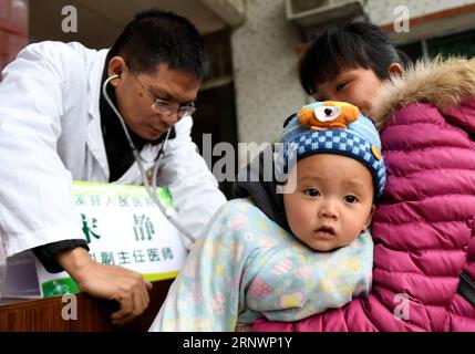 Bilder des Tages (171228) -- RONGAN, 28. Dezember 2017 --Song Jing, ein Arzt aus der Provinz Suixi in der Provinz Guangdong in Südchina, untersucht ein Kind während einer kostenlosen Klinik in der Stadt Daliang im Bezirk Rongan in der autonomen Region Guangxi Zhuang in Südchina, 27. Dezember 2017. Ärzte aus der Provinz Suixi im südchinesischen Guangdong und der Provinz Rongan im südchinesischen Guangxi bildeten ein medizinisches Team, um den Menschen in der Stadt Daliang eine kostenlose Klinik zur Verfügung zu stellen. ) (lx) CHINA-GUANGXI-FREE CLINIC(CN) ZhangxAilin PUBLICATIONxNOTxINxCHN Stockfoto