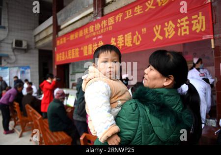 (171228) -- RONGAN, 28. Dezember 2017 -- Ärzte stellen kostenlose Klinik in der Stadt Daliang im Kreis Rongan, südchinesische autonome Region Guangxi Zhuang, 27. Dezember 2017 zur Verfügung. Ärzte aus der Provinz Suixi im südchinesischen Guangdong und der Provinz Rongan im südchinesischen Guangxi bildeten ein medizinisches Team, um den Menschen in der Stadt Daliang eine kostenlose Klinik zur Verfügung zu stellen. ) (lx) CHINA-GUANGXI-FREE CLINIC(CN) ZhangxAilin PUBLICATIONxNOTxINxCHN Stockfoto