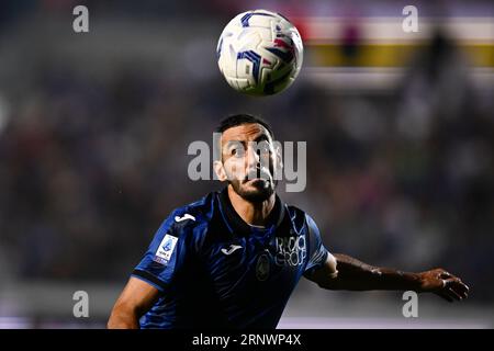 Bergamo, Italien. 2. September 2023. Davide Zappacosta von Atalanta BC schaut den Ball während des Serie-A-Fußballspiels zwischen Atalanta BC und AC Monza. Quelle: Nicolò Campo/Alamy Live News Stockfoto