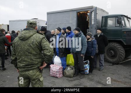 (171228) -- DONEZK, 28. Dezember 2017 -- Gefangene der ukrainischen Streitkräfte versammeln sich während des Gefangenenaustauschs in der Region Donezk, Ukraine am 27. Dezember 2017. Die ukrainische Regierung und Unabhängigkeitsaufständische im östlichen Teil des Landes führten am Mittwoch ihren größten Gefangenenaustausch seit Beginn des Konflikts im April 2014 durch, so die Berichte der rivalisierenden Parteien. ) (whw) UKRAINE-DONEZK-GEFANGENENTAUSCH AlexanderxErmochenko PUBLICATIONxNOTxINxCHN Stockfoto