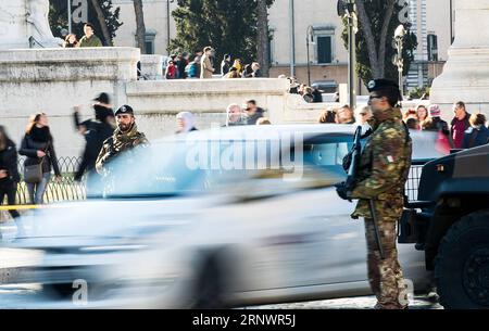 (171229) -- ROM, 29. Dezember 2017 -- zwei Soldaten stehen am 29. Dezember 2017 auf dem Spanischen Platz in Rom, Italien, Wache. Die Sicherheit wurde in Rom verstärkt, um die Silvesterfeierlichkeiten dieses Wochenendes vorzubereiten. ) ITALIEN-ROM-NEUJAHR-SICHERHEIT JinxYu PUBLICATIONxNOTxINxCHN Stockfoto