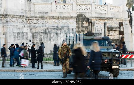 (171229) -- ROM, 29. Dezember 2017 -- Ein Soldat steht am 29. Dezember 2017 auf dem Venedigplatz in Rom, Italien, auf der Wache. Die Sicherheit wurde in Rom verstärkt, um die Silvesterfeierlichkeiten dieses Wochenendes vorzubereiten. ) ITALIEN-ROM-NEUJAHR-SICHERHEIT JinxYu PUBLICATIONxNOTxINxCHN Stockfoto