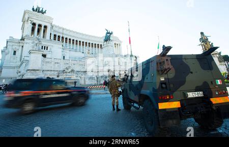 (171229) -- ROM, 29. Dezember 2017 -- Ein Soldat steht am 29. Dezember 2017 auf dem Venedigplatz in Rom, Italien, auf der Wache. Die Sicherheit wurde in Rom verstärkt, um die Silvesterfeierlichkeiten dieses Wochenendes vorzubereiten. ) ITALIEN-ROM-NEUJAHR-SICHERHEIT JinxYu PUBLICATIONxNOTxINxCHN Stockfoto