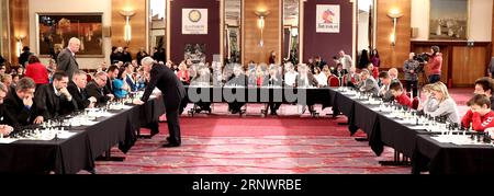 (171230) -- ZAGREB, 30. Dezember 2017 -- der russische Schachgroßmeister und ehemalige Weltmeister Garry Kasparov wird am 29. Dezember 2017 in einem gleichzeitigen Schachausstellungsspiel in Zagreb, Kroatien, gesehen. ) (SP)CROATIA-ZAGREB-CHESS-KASPAROV ReljaxDusek PUBLICATIONxNOTxINxCHN Stockfoto