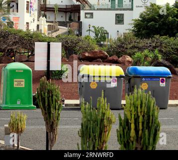 Bunte Mülltonnen und Recyclingstation, Bordsteinkante, Playa Blanca, Lanzarote, Kanarische Inseln, Spanien Stockfoto