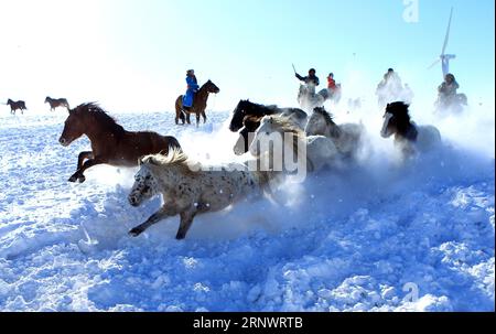 (171231) -- PEKING, 31. Dezember 2017 -- Hirten zähmen Pferde auf der schneebedeckten Weide in Xilingol, Nordchinas Autonome Region Innere Mongolei, 26. Dezember 2017. ) XINHUA FOTO WÖCHENTLICHE AUSWAHL MaxJianquan PUBLICATIONxNOTxINxCHN Stockfoto