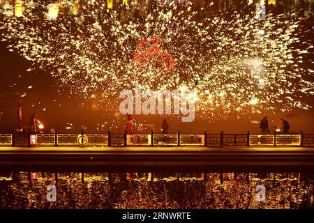 (171231) -- PEKING, 31. Dezember 2017 -- Menschen führen einen Feuerdrachentanz in einer Dusche aus geschmolzenem Eisen auf, das wie ein Feuerwerk funkelt, um das neue Jahr in der antiken Stadt Taierzhuang in Zaozhuang, Ostchinesische Provinz Shandong, 30. Dezember 2017 zu begrüßen. ) XINHUA FOTO WÖCHENTLICHE AUSWAHL GuoxXulei PUBLICATIONxNOTxINxCHN Stockfoto