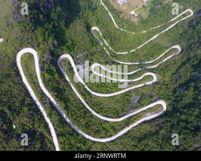 (171231) -- PEKING, 31. Dezember 2017 -- Foto aufgenommen am 27. Juli 2017 zeigt kurvige Straße in der Longwan Township von du an County, südchinesische autonome Region Guangxi Zhuang. Bis Ende 2017 erreicht die Kilometerleistung der Landstraße 98.373 Kilometer in Guangxi. ) XINHUA FOTO WÖCHENTLICHE AUSWAHL LuxBoan PUBLICATIONxNOTxINxCHN Stockfoto