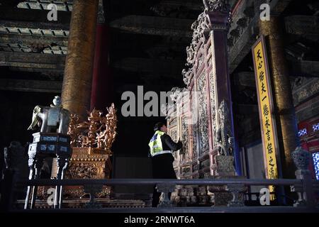 (171231) -- PEKING, 31. Dezember 2017 -- Ein Mitarbeiter checkt in einem Saal im Palastmuseum in Peking, Hauptstadt von China, 31. Dezember 2017. Im Jahr 2017 erhielt das Palastmuseum insgesamt 16.699.538 Besuche. ) (zhs) CHINA-BEIJING-PALACE MUSEUM-TOURISM (CN) JinxLiangkuai PUBLICATIONxNOTxINxCHN Stockfoto