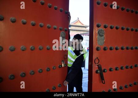 (171231) -- PEKING, 31. Dezember 2017 -- Ein Mitarbeiter schließt das Longzong-Tor im Palastmuseum in Peking, Hauptstadt von China, am 31. Dezember 2017. Im Jahr 2017 erhielt das Palastmuseum insgesamt 16.699.538 Besuche. ) (zhs) CHINA-BEIJING-PALACE MUSEUM-TOURISM (CN) JinxLiangkuai PUBLICATIONxNOTxINxCHN Stockfoto