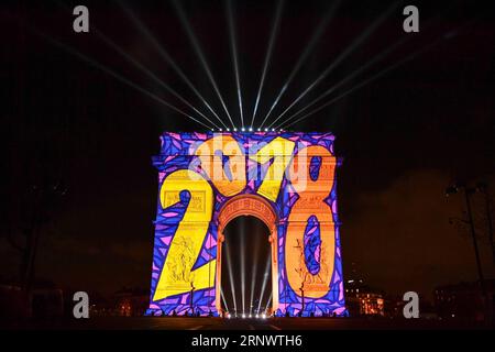 (180101) -- PARIS, 1. Januar 2018 -- Foto aufgenommen am 1. Januar 2018 zeigt den Triumphbogen in Paris, Frankreich. Paris feierte das Kommen des Jahres 2018 mit der Projektion einer Animation mit dem Titel Pariser Leben auf dem Triumphbogen. )(zcc) FRANKREICH-PARIS-NEUJAHRSFEIERN ChenxYichen PUBLICATIONxNOTxINxCHN Stockfoto