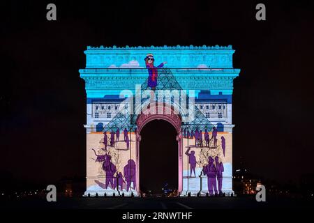 (180101) -- PARIS, 1. Januar 2018 -- Foto aufgenommen am 31. Dezember 2017 zeigt den Triumphbogen in Paris, Frankreich. Paris feierte das Kommen des Jahres 2018 mit der Projektion einer Animation mit dem Titel Pariser Leben auf dem Triumphbogen. )(zcc) FRANKREICH-PARIS-NEUJAHRSFEIERN ChenxYichen PUBLICATIONxNOTxINxCHN Stockfoto