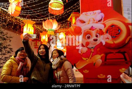 (180101) -- SUZHOU, 1. Januar 2018 -- Menschen nehmen an Feierlichkeiten zum Neujahr im Hanshan-Tempel in Suzhou, Ostchinesische Provinz Jiangsu, 31. Dezember 2017, Teil. ) (Zkr) CHINA-NEUJAHRSFEIER(CN) HangxXingwei PUBLICATIONxNOTxINxCHN Stockfoto