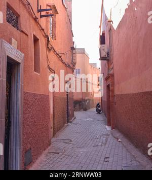 Marrkech, Marokko - 24. Februar 2023: Am frühen Morgen in den Gassen der Medina von Marrakesch Stockfoto