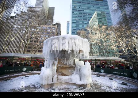 (180102) -- NEW YORK, 2. Januar 2018 -- Foto aufgenommen am 2. Januar 2018 zeigt einen gefrorenen Brunnen im Bryant Park in New York, USA. Die Menschen im Nordosten der Vereinigten Staaten hatten einen eisigen Anfang des neuen Jahres, da viele Städte am Dienstag eine Rekordtieftemperatur in Jahren verzeichneten. ) US-NEW YORK-LOW TEMPERATURE WangxYing PUBLICATIONxNOTxINxCHN Stockfoto