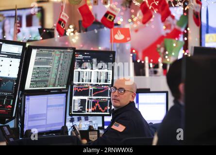 (180102) -- NEW YORK, 2. Januar 2018 -- Ein Händler arbeitet am 2. Januar 2018 an der New Yorker Börse in New York, USA. Die US-Aktien stiegen am Dienstag an, wobei der Nasdaq Composite Index zum ersten Mal über der großen Rundenzahl von 7.000 Punkten lag, als die Wall Street 2018 mit einer hohen Note startete. Der Dow Jones Industrial Average stieg um 104,79 Punkte oder 0,42 Prozent auf 24.824.01. Die S&P 500 fügte 2.695,79 22,18 Punkte oder 0,83 Prozent hinzu. Der Nasdaq Composite Index sprang 103,51 Punkte oder 1,50 Prozent auf 7.006,90 Punkte. ) U.S.-NEW YORK-STOCKS-ERSTER HANDELSTAG WANGXYING PUBLICA Stockfoto