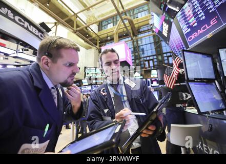 (180102) -- NEW YORK, 2. Januar 2018 -- Händler arbeiten am 2. Januar 2018 an der New Yorker Börse in New York, USA. Die US-Aktien stiegen am Dienstag an, wobei der Nasdaq Composite Index zum ersten Mal über der großen Rundenzahl von 7.000 Punkten lag, als die Wall Street 2018 mit einer hohen Note startete. Der Dow Jones Industrial Average stieg um 104,79 Punkte oder 0,42 Prozent auf 24.824.01. Die S&P 500 fügte 2.695,79 22,18 Punkte oder 0,83 Prozent hinzu. Der Nasdaq Composite Index sprang 103,51 Punkte oder 1,50 Prozent auf 7.006,90 Punkte. ) U.S.-NEW YORK-STOCKS-ERSTER HANDELSTAG WANGXYING PUBLICATI Stockfoto