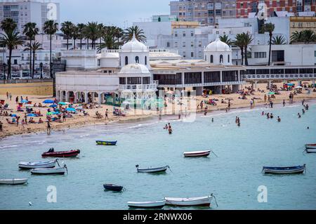 CADIZ, SPANIEN - 30. APRIL 2023: Boote am Strand von La Caleta in Cadiz, Spanien am 30. April 2023 Stockfoto