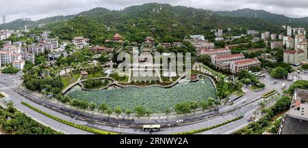 (180105) -- PEKING, 5. Januar 2018 -- Luftaufnahme aufgenommen am 24. August 2017 zeigt den Nanputuo-Tempel in Xiamen, südöstliche Provinz Fujian. Fotografen der Xinhua News Agency zeigten Ihnen historische Stätten im ganzen Land mit Drohnen. )(mcg) CHINA-HISTORICAL SITE-AERIAL PHOTO (CN) LixXin PUBLICATIONxNOTxINxCHN Stockfoto