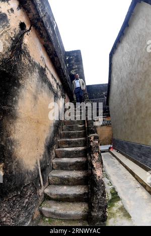 (180105) -- HEPU, 5. Januar 2018 -- Foto aufgenommen am 4. Januar 2018 zeigt die Steintreppe in einem Haus auf dem Hakka-Platz im Hepu County, südchinesische Autonome Region Guanxi Zhuang. Das gut erhaltene Haus auf dem Hakka-Platz gilt als lebendiges Fossil der Hakka-Kultur und -Architektur. Das 1883 erbaute Haus umfasst eine Fläche von 6.050 Quadratmetern. Die Wände wurden aus einer Mischung aus Schlamm, Kalk, Sand, klebrigem Reis und braunem Zucker hergestellt. Das Haus hat heute noch Bewohner. (Hxy) CHINA-GUANGXI-HAKKA WOHNPLATZ GESCHLOSSENE HAUS (CN) ZhangxAilin PUBLICATIONxNOTxINxCHN Stockfoto