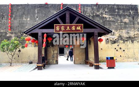 (180105) -- HEPU, 5. Januar 2018 -- Foto aufgenommen am 4. Januar 2018 zeigt den Eingang des Hakka-Platzes im Hepu County, der südchinesischen autonomen Region Guangxi Zhuang. Das gut erhaltene Haus auf dem Hakka-Platz gilt als lebendiges Fossil der Hakka-Kultur und -Architektur. Das 1883 erbaute Haus umfasst eine Fläche von 6.050 Quadratmetern. Die Wände wurden aus einer Mischung aus Schlamm, Kalk, Sand, klebrigem Reis und braunem Zucker hergestellt. Das Haus hat heute noch Bewohner. (Hxy) CHINA-GUANGXI-HAKKA WOHNPLATZ GESCHLOSSENE HAUS (CN) ZhangxAilin PUBLICATIONxNOTxINxCHN Stockfoto