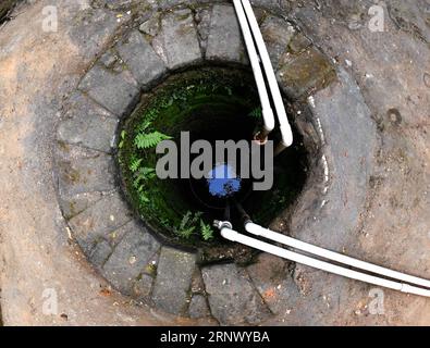 (180105) -- HEPU, 5. Januar 2018 -- Foto aufgenommen am 4. Januar 2018 zeigt einen Brunnen mit Süßwasser mit mehr als 100 Jahren Geschichte in einem geschlossenen Haus auf dem Hakka-Platz im Hepu County, südchinesische autonome Region Guangxi Zhuang. Das gut erhaltene Haus auf dem Hakka-Platz gilt als lebendiges Fossil der Hakka-Kultur und -Architektur. Das 1883 erbaute Haus umfasst eine Fläche von 6.050 Quadratmetern. Die Wände wurden aus einer Mischung aus Schlamm, Kalk, Sand, klebrigem Reis und braunem Zucker hergestellt. Das Haus hat heute noch Bewohner. (HXY) CHINA-GUANGXI-HAKKA WOHNPLATZ GESCHLOSSENES HAUS (CN) ZHANGXAILIN PUB Stockfoto