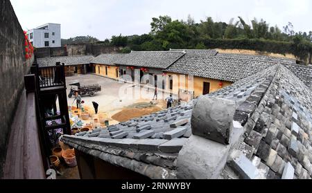 (180105) -- HEPU, 5. Januar 2018 -- Foto aufgenommen am 4. Januar 2018 zeigt ein traditionelles Haus auf dem Hakka-Platz im Bezirk Hepu, südchinesische autonome Region Guangxi Zhuang. Das gut erhaltene Haus auf dem Hakka-Platz gilt als lebendiges Fossil der Hakka-Kultur und -Architektur. Das 1883 erbaute Haus umfasst eine Fläche von 6.050 Quadratmetern. Die Wände wurden aus einer Mischung aus Schlamm, Kalk, Sand, klebrigem Reis und braunem Zucker hergestellt. Das Haus hat heute noch Bewohner. (Hxy) CHINA-GUANGXI-HAKKA WOHNPLATZ GESCHLOSSENE HAUS (CN) ZhangxAilin PUBLICATIONxNOTxINxCHN Stockfoto