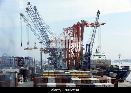 (180106) -- YONGON, 6. Januar 2018 -- Foto vom 6. Januar 2018 zeigt Containerkrane im Industriehafen Myanmar in Myanmar. Der Außenhandel Myanmars litt in den ersten drei Quartalen des Geschäftsjahres 2017-18 (April-März) unter einem Handelsdefizit von 3,27 Milliarden US-Dollar, was einem Anstieg von über 368,79 Millionen Dollar gegenüber 2016 entspricht. U Aung) MYANMAR--HANDELSDEFIZITHAFEN yangon PUBLICATIONxNOTxINxCHN Stockfoto