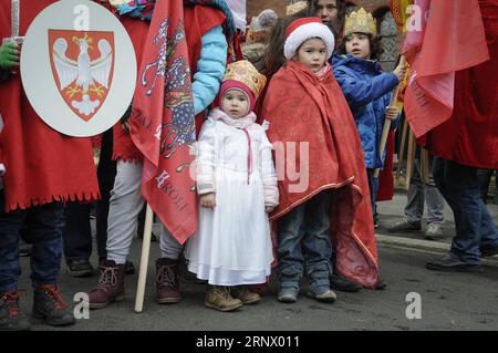 (180107) -- BYDGOSZCZ, 7. Januar 2018 -- als Ritter gekleidete Kinder nehmen am 6. Januar 2018 an der Parade der drei Könige in Bydgoszcz, Polen, Teil. ) (lhy) POLEN-BYDGOSZCZ-DREI-KÖNIGE-PARADE JaapxArriens PUBLICATIONxNOTxINxCHN Stockfoto