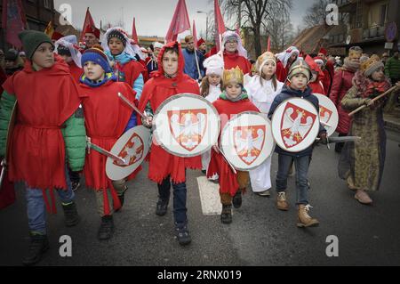 Bilder des Tages (180107) -- BYDGOSZCZ, 7. Januar 2018 -- als Ritter verkleidete Kinder nehmen am 6. Januar 2018 an der Parade der drei Könige in Bydgoszcz, Polen, Teil. ) (lhy) POLEN-BYDGOSZCZ-DREI-KÖNIGE-PARADE JaapxArriens PUBLICATIONxNOTxINxCHN Stockfoto