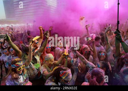 (180107) -- PASAY CITY, 7. Januar 2018 -- Läufer werfen während des Color Manila Run 2018 in Pasay City, Philippinen, 7. Januar 2018 verschiedenfarbiges Pulver in die Luft. Tausende von Menschen nahmen an dem lustigen Lauf Teil, um einen gesünderen Lebensstil zu fördern. )(zcc) PHILIPPINEN-PASAY CITY-2018 FARBE MANILA RUN RouellexUmali PUBLICATIONxNOTxINxCHN Stockfoto