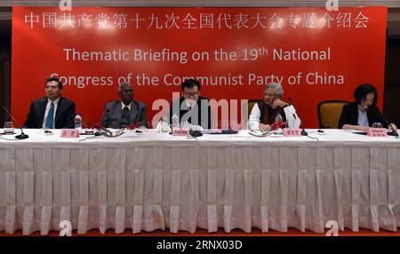 (180107) -- NEU DELHI, 7. Januar 2018 -- Meng Xiangfeng (C), stellvertretender Direktor des Generalbüros des Zentralkomitees der Kommunistischen Partei Chinas (CPC), stellt den 19. Nationalen Kongress der KPC vor, der im Oktober 2017 in Neu-Delhi, Indien, am 6. Januar 2018 stattfand. ) (zcc) INDIEN-NEU-DELHI-CHINESISCHE DELEGATION-BESUCH ZhangxNaijie PUBLICATIONxNOTxINxCHN Stockfoto