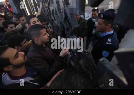 (180107) -- GAZA, 7. Januar 2018 -- Palästinenser nehmen am 7. Januar 2018 an einem Protest gegen die Schließung der Grenze vor dem Grenzübergang Rafah zwischen dem Gazastreifen und Ägypten Teil. Hunderte Palästinenser forderten Ägypten am Sonntag auf, den Grenzübergang Rafah wieder zu öffnen. (Zjy) MIDEAST-RAFAH-PROTEST KhaledxOmar PUBLICATIONxNOTxINxCHN Stockfoto