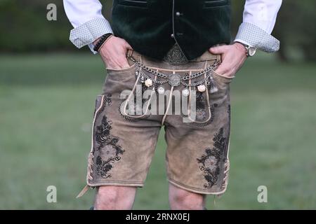 München, Deutschland. September 2023. Fred P. White III aus Atlanta, Georgia, zeigt seine Lederhose im Englischen Garten während der Abendstunden. Quelle: Felix Hörhager/dpa/Alamy Live News Stockfoto