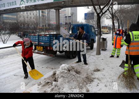 (180108) -- HARBIN, 8. Januar 2018 -- Sanitäter reinigen Schnee in Harbin, Hauptstadt der nordöstlichen Provinz Heilongjiang, 8. Januar 2018. Die Stadt begrüßte den ersten Schneefall in diesem Winter am Montag. ) (Zkr) CHINA-HARBIN-SNOW (CN) WangxKai PUBLICATIONxNOTxINxCHN Stockfoto