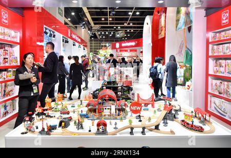 (180109) -- HONG KONG, 9. Januar 2018 -- Menschen besuchen die 44. Hong Kong Toys and Games Fair in Hong Kong, Südchina, 8. Januar 2018. Die 4-tägige Veranstaltung begann am Montag im Hong Kong Convention and Exhibition Center. ) (zhs) CHINA-HONG KONG-TOY-FAIR (CN) WangxXi PUBLICATIONxNOTxINxCHN Stockfoto