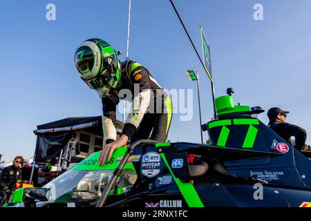 Portland, OR, USA. September 2023. Der INDYCAR-Fahrer CALLUM ILOTT (77) aus Cambridge, Cambridgeshire, England, schnallt sich in sein Auto für den Grand Prix of Portland Bitnile.com auf dem Portland International Raceway in Portland, OR. (Bild: © Walter G Arce SR Grindstone Medi/ASP) NUR REDAKTIONELLE VERWENDUNG! Nicht für kommerzielle ZWECKE! Stockfoto