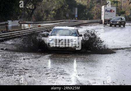 (180110) -- MONTECITO, 10. Januar 2018 -- am 9. Januar 2018 fährt Ein Auto auf einer matschigen Straße in Montecito, Santa Barbara, USA. Mindestens 13 Menschen wurden bei den durch einen Wintersturm verursachten Erdrutschen im Süden Kaliforniens getötet, und die Zahl der Todesopfer wird wahrscheinlich steigen, sagte Bill Brown, Sheriff von Santa Barbara County, einer Pressekonferenz am Dienstag. ) (whw) U.S.-CALIFORNIA-SCHLAMM ZhaoxHanrong PUBLICATIONxNOTxINxCHN Stockfoto