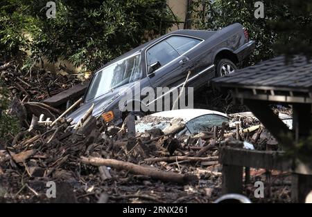 (180110) -- MONTECITO, 10. Januar 2018 -- Autos, die weggespült wurden, stapeln sich vor einem Wohnkomplex in Montecito, Santa Barbara, USA, am 9. Januar 2018. Mindestens 13 Menschen wurden bei den durch einen Wintersturm verursachten Erdrutschen im Süden Kaliforniens getötet, und die Zahl der Todesopfer wird wahrscheinlich steigen, sagte Bill Brown, Sheriff von Santa Barbara County, einer Pressekonferenz am Dienstag. ) (whw) U.S.-CALIFORNIA-SCHLAMM ZhaoxHanrong PUBLICATIONxNOTxINxCHN Stockfoto