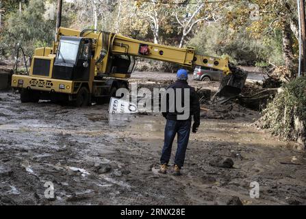 (180110) -- MONTECITO, 10. Januar 2018 -- am 9. Januar 2018 bereinigt Ein Planierraupen die Trümmer in Montecito, Santa Barbara, USA. Mindestens 13 Menschen wurden bei den durch einen Wintersturm verursachten Erdrutschen im Süden Kaliforniens getötet, und die Zahl der Todesopfer wird wahrscheinlich steigen, sagte Bill Brown, Sheriff von Santa Barbara County, einer Pressekonferenz am Dienstag. ) (whw) U.S.-CALIFORNIA-SCHLAMM ZhaoxHanrong PUBLICATIONxNOTxINxCHN Stockfoto