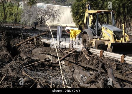 (180110) -- MONTECITO, 10. Januar 2018 -- die U.S. 101 Freeway ist durch Schlamm und Schutt aufgrund von starkem Regen in Montecito, Santa Barbara, USA, am 9. Januar 2018 blockiert. Mindestens 13 Menschen wurden bei den durch einen Wintersturm verursachten Erdrutschen im Süden Kaliforniens getötet, und die Zahl der Todesopfer wird wahrscheinlich steigen, sagte Bill Brown, Sheriff von Santa Barbara County, einer Pressekonferenz am Dienstag. ) (whw) U.S.-CALIFORNIA-SCHLAMM ZhaoxHanrong PUBLICATIONxNOTxINxCHN Stockfoto